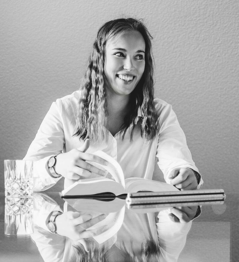 Portrait der Mitarbeiterin Janine Gausmann.