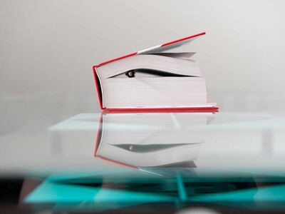 Gesetzesbruch liegt auf einem Glasschreibtisch.