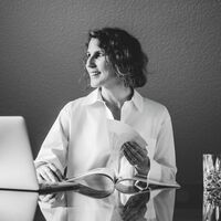 Schwarzweißfoto der Mitarbeiterin Viviane Kozub.