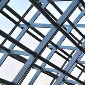 Stahlkonstruktion im Rohbau.