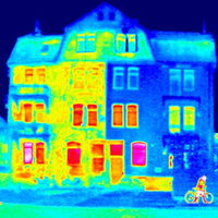 Wärmebildaufnahme eines Hauses.