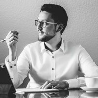 Schwarzweißportrait des Mitarbeiters Jan-Philip Rezun.