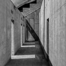 Betonbau mit Licht- und Schattenspielen.