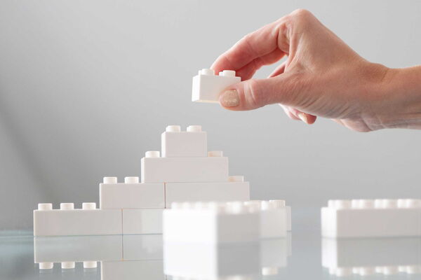 Eine im Bau befindliche Mauer aus Klemmbausteinen.