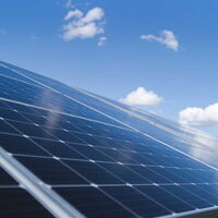 Nahaufnahme einer Solaranlage welche sich auf einem Hausdach befindet.