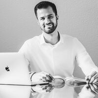 Portrait des Mitarbeiters Till Möller.