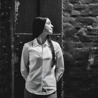 Schwarzweißfoto der Mitarbeiterin Aysu Ozdemir.