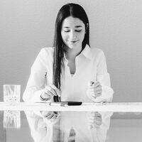 Portrait der Mitarbeiterin Aysu-Özdemir.