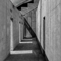 Betonbau mit Licht- und Schattenspielen.