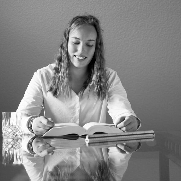 Schwarzweißfoto der Mitarbeiterin Janine Gausmann.