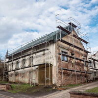 Altes eingerüstetes Gebäude, ähnlich einer Scheune.