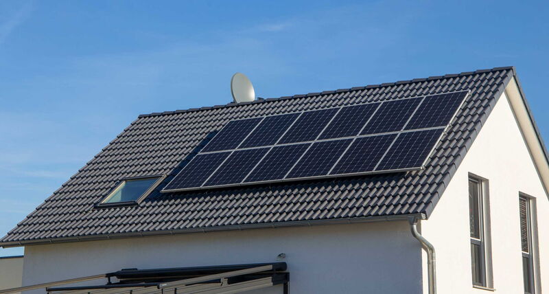 Mit Solaranlage bestücktes Hausdach.