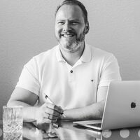 Schwarzweißportrait des Geschäftsführers Ingo Maaß.