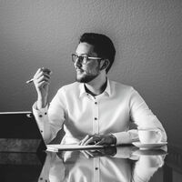 Schwarzweißfoto des Mitarbeiters Jan-Philip Rezun.