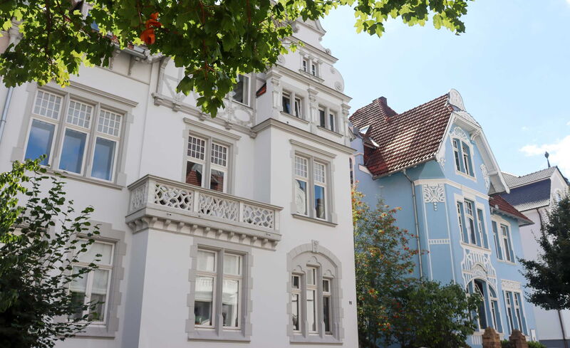 2 schöne Altbaufassaden mit besonderen Fenstern.