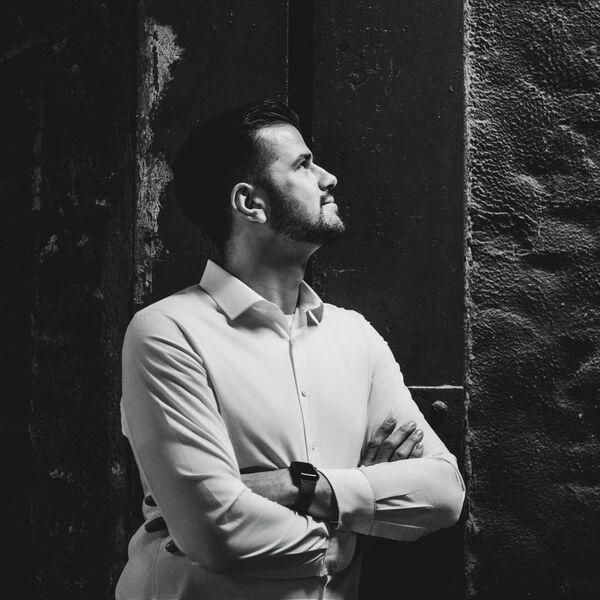 Schwarzweißfotografie des Mitarbeiters Till Möller.