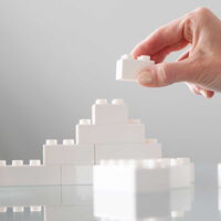 Eine im Bau befindliche Mauer aus Klemmbausteinen.