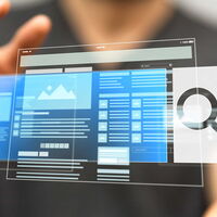 Holographische Darstellung von Bildschirmandeutungen zwischen zwei Händen einer Person im Hintergrund.