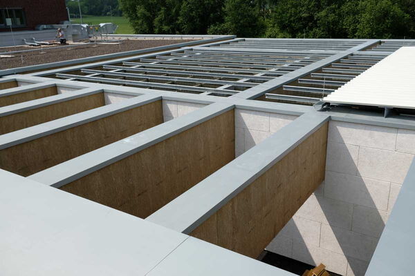 Offen konstruierte Dachstellen von oben zu sehen.