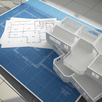 Aufgeschnittenes 3D Modell auf einem blauen Zeichentisch mit technischen Plänen.