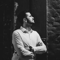 Schwarzweißfotografie des Mitarbeiters Till Möller.