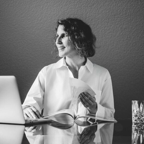 Schwarzweißfoto der Mitarbeiterin Viviane Kozub.