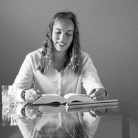 Schwarzweißfoto der Mitarbeiterin Janine Gausmann.