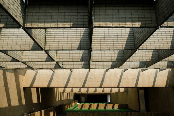 Eiblick in die Innenhalle des Schießstandes mit vielen Schattenwürfen.