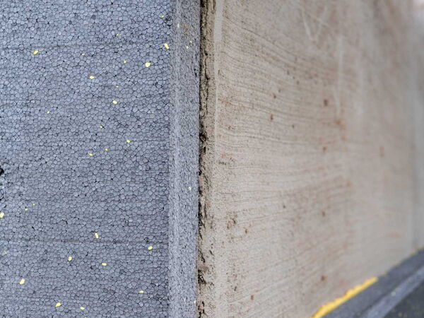 Dämmplatten, die auf einer Betonwand angebracht sind.