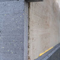 Dämmplatten, die auf einer Betonwand angebracht sind.