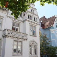 2 schöne Altbaufassaden mit besonderen Fenstern.