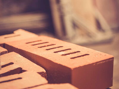 Rötliche Backsteine liegen übereinander.